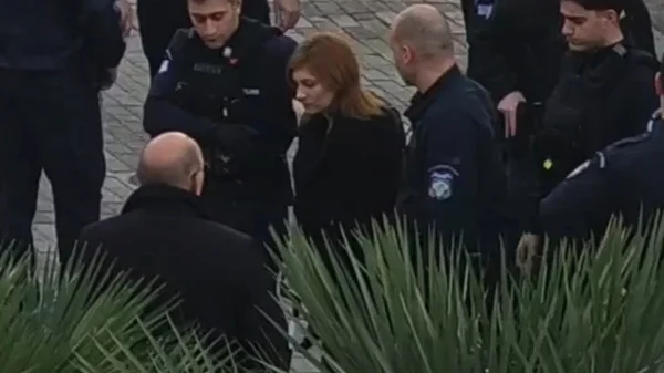 Ρούλα Πισπιρίγκου: Με μπαστούνι στο Εφετείο στη  δίκη για τους θανάτους της Μαλένας και Ίριδας