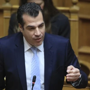 Ένταση στη Βουλή για την τραγωδία στη Χίο: «Εγώ πιστεύω το λιμενικό, η αντιπολίτευση μπορεί να πιστεύει τους διακινητές» είπε ο Πλεύρης