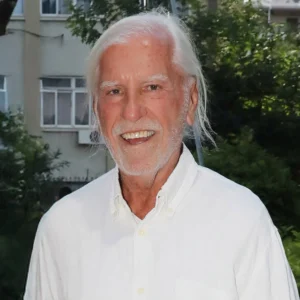 Πέθανε ο θρύλος της νυχτερινής διασκέδασης Λάκης Ραπτάκης – Ο άνθρωπος που άλλαξε το nightlife σε Αθήνα και Θεσσαλονίκη