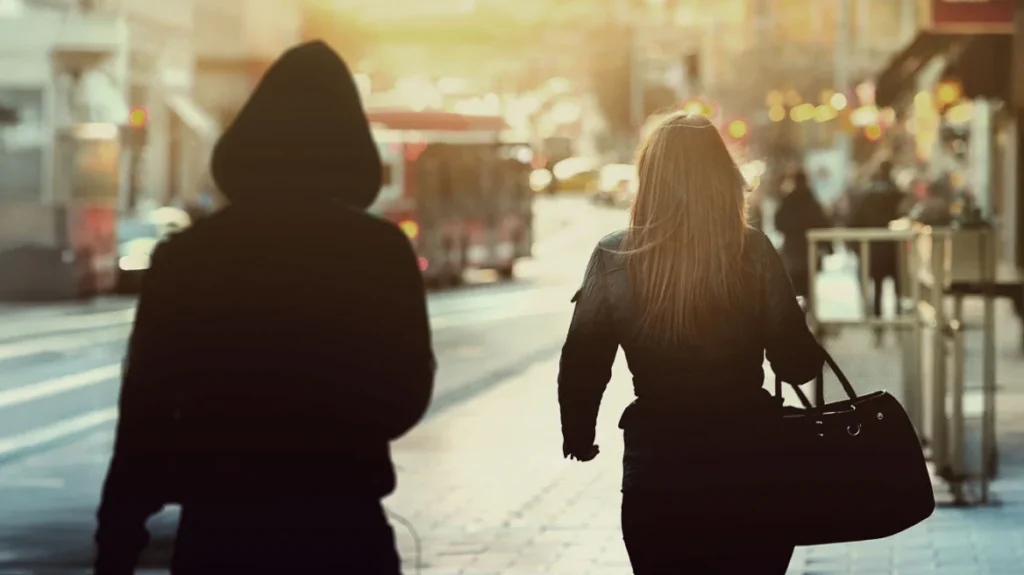 Στη φυλακή 55χρονη για παρενόχληση δημοσιογράφου επί  15 χρόνια: Της έστελνε δώρα, τηλεφωνούσε και της ζητούσε να βγουν