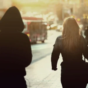 Στη φυλακή 55χρονη για παρενόχληση δημοσιογράφου επί  15 χρόνια: Της έστελνε δώρα, τηλεφωνούσε και της ζητούσε να βγουν