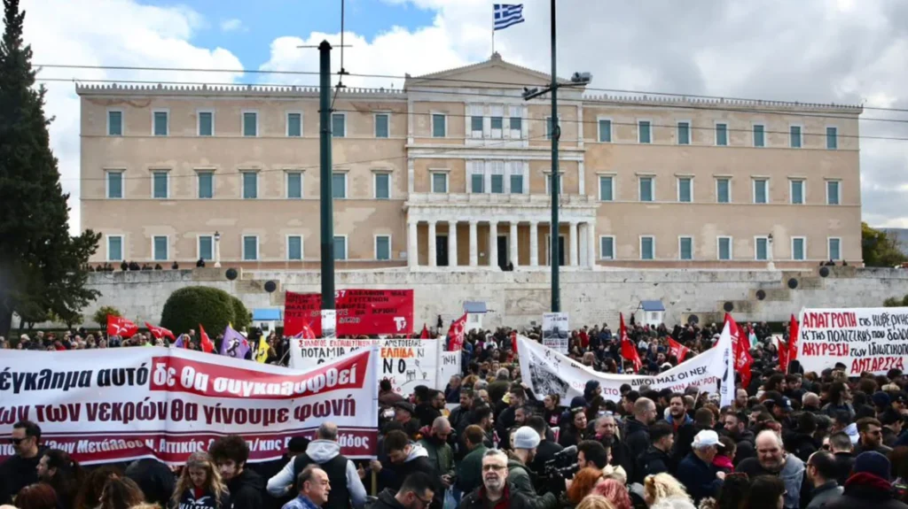Live – Tραγωδία στα Τέμπη: Πλήθος κόσμου στο Σύνταγμα – Μαζικές συγκεντρώσεις σε όλη τη χώρα