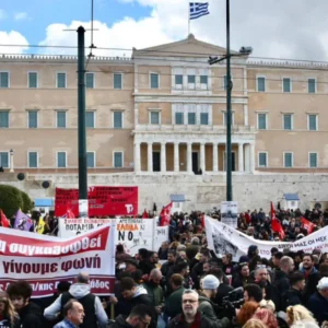 Live – Tραγωδία στα Τέμπη: Πλήθος κόσμου στο Σύνταγμα – Μαζικές συγκεντρώσεις σε όλη τη χώρα