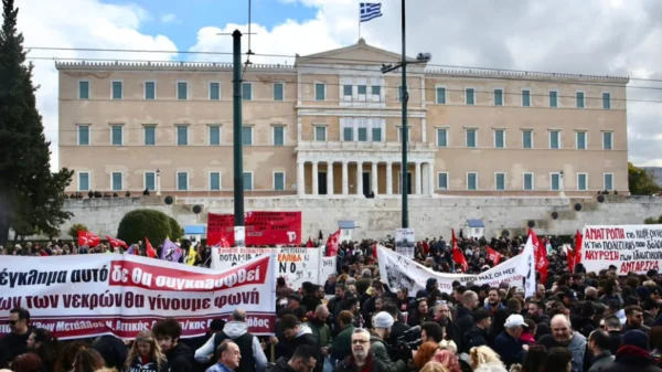 Live – Tραγωδία στα Τέμπη: Πλήθος κόσμου στο Σύνταγμα – Μαζικές συγκεντρώσεις σε όλη τη χώρα