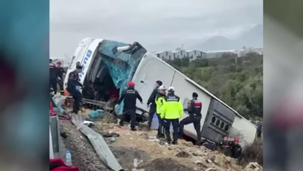 Τροχαίο δυστύχημα Τουρκία: Ανατροπή επιβατικού λεωφορείου στην Αττάλεια με 9 νεκρούς και  25 τραυματίες (βίντεο)