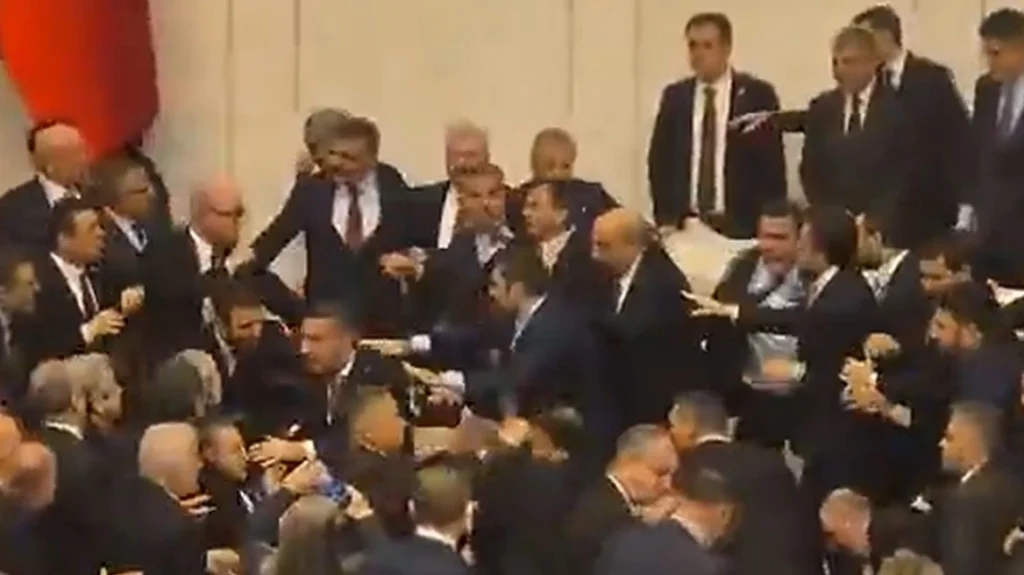 Χαμός στην τουρκική Βουλή με ξύλο μεταξύ βουλευτών κατά την ορκωμοσία των νέων υπουργών Δικαιοσύνης και Εσωτερικών (βίντεο)