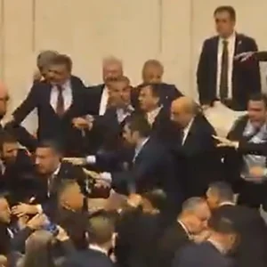 Χαμός στην τουρκική Βουλή με ξύλο μεταξύ βουλευτών κατά την ορκωμοσία των νέων υπουργών Δικαιοσύνης και Εσωτερικών (βίντεο)