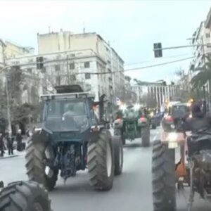 Αγρότες: Έφτασαν τα τρακτέρ στο Σύνταγμα – Κλειστό το κέντρο της Αθήνας (βίντεο)