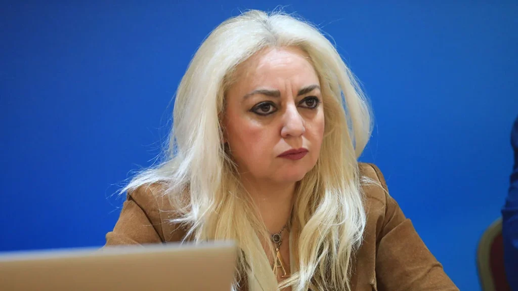 Παραιτήθηκε η Άννα Στρατινάκη από υποδιοικήτρια της Ανεξάρτητης Αρχής για την Αγορά λόγω της εμπλοκής του συζύγου της στην υπόθεση Παναγόπουλου  – Εκδιώχθηκε από την ΕΡΤ ο δημοσιογράφος