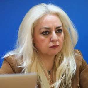 Παραιτήθηκε η Άννα Στρατινάκη από υποδιοικήτρια της Ανεξάρτητης Αρχής για την Αγορά λόγω της εμπλοκής του συζύγου της στην υπόθεση Παναγόπουλου  – Εκδιώχθηκε από την ΕΡΤ ο δημοσιογράφος