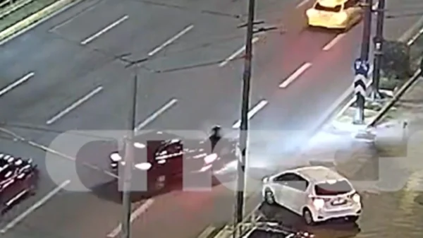 Λεωφόρος Συγγρού: Τροχαίο σοκ – Σύγκρουση ΙΧ με μοτοσικλέτα – Σε κρίσιμη κατάσταση ο μοτοσικλετιστής – Βίντεο από τη σύγκρουση