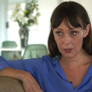 Θύμα του Επστάϊν  περιγράφει την κακοποίηση της: «Με βίαζε επανειλημμένα, μου είχε πάρει το διαβατήριο, δεν μπορούσα να ξεφύγω