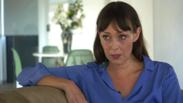 Θύμα του Επστάϊν  περιγράφει την κακοποίηση της: «Με βίαζε επανειλημμένα, μου είχε πάρει το διαβατήριο, δεν μπορούσα να ξεφύγω