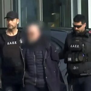 «Δακρύζαμε από την οσμή ακόμα και όταν περνούσαμε απ’ έξω» λένε εργαζόμενοι της Βιολάντα – Σφραγίστηκε δεύτερο εργοστάσιο στη Φαρκαδόνα, ελέγχεται και τρίτο στο Μακρυχώρι Λάρισας