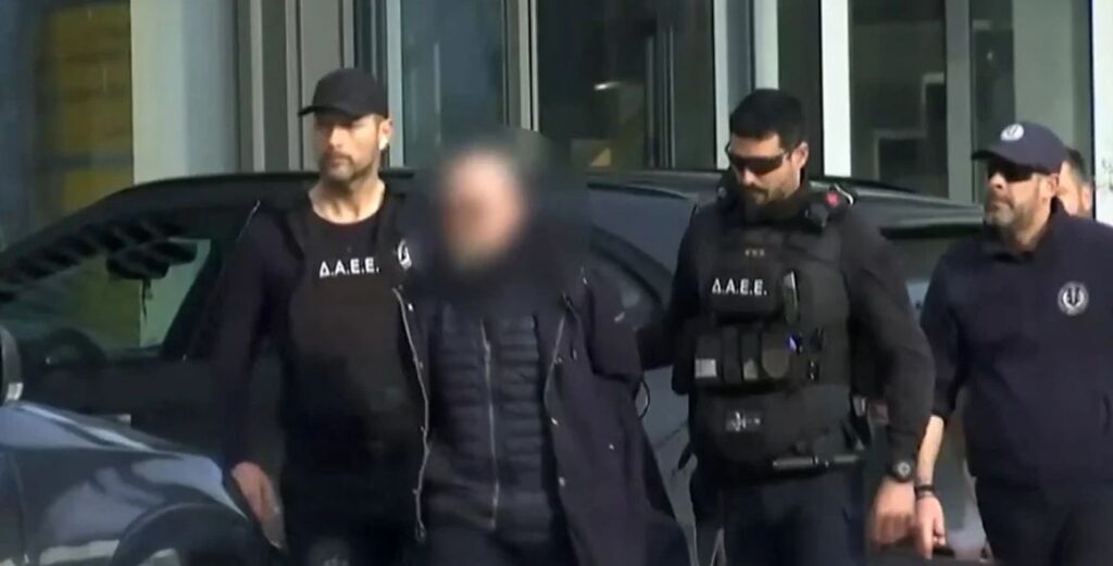 Κρατείται προσωρινά ο ιδιοκτήτης του εργοστασίου «Βιολάντα» μέχρι την Τρίτη που θα απολογηθεί  – Δεν απάντησε σε ερωτήσεις –  Βίντεο με τη στιγμή της σύλληψης