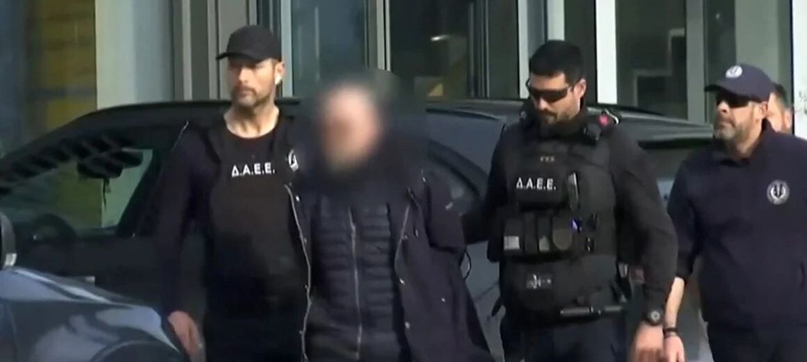 Κρατείται προσωρινά ο ιδιοκτήτης του εργοστασίου «Βιολάντα» μέχρι την Τρίτη που θα απολογηθεί  – Δεν απάντησε σε ερωτήσεις –  Βίντεο με τη στιγμή της σύλληψης