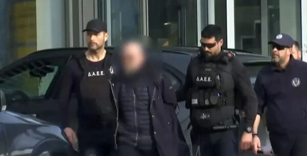 Κρατείται προσωρινά ο ιδιοκτήτης του εργοστασίου «Βιολάντα» μέχρι την Τρίτη που θα απολογηθεί  – Δεν απάντησε σε ερωτήσεις –  Βίντεο με τη στιγμή της σύλληψης