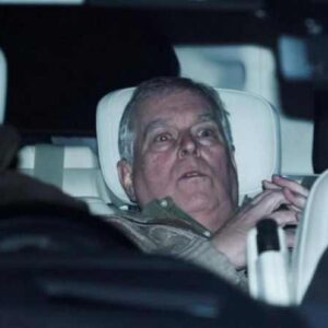 Ελεύθερος αφέθηκε ο έκπτωτος  πρίγκιπας Άντριου, αλλά εξακολουθεί να βρίσκεται υπό έρευνα – Σοκαρισμένος έφυγε από το Τμήμα