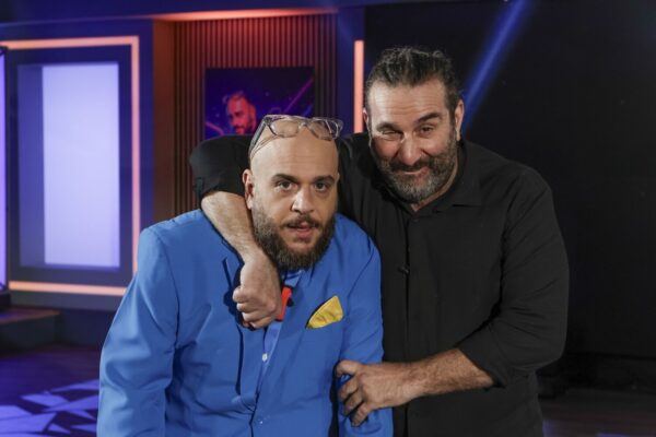 «Στην αγκαλιά του Φάνη»: Θανάσης Πάτρας και Ηλίας Βαλάσης έρχονται και φέρνουν τα πάνω-κάτω (Tρέϊλερ)