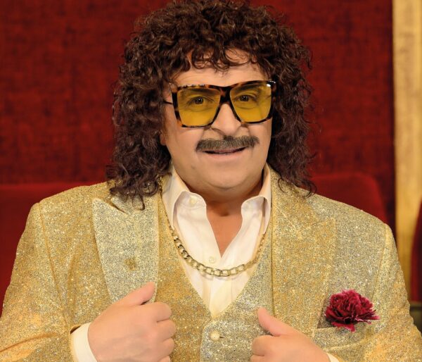 «MarkosbyNight»: Σταθερά στην κορυφή της τηλεθέασης με την παράσταση «Πράκτωρ 00Λεφτά»