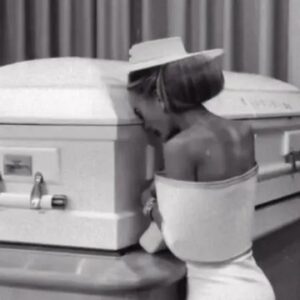 Ιnfluencer ανήρτησε φωτογραφίες με το φέρετρο της κόρης της που αυτοκτόνησε