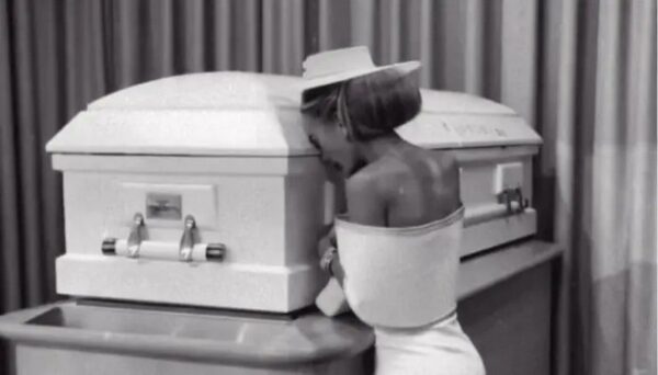 Ιnfluencer ανήρτησε φωτογραφίες με το φέρετρο της κόρης της που αυτοκτόνησε