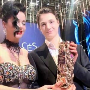 Δέσποινα Μοίρου: Αποθεώθηκε στην Γαλλία από τα γαλλικά και διεθνή ΜΜΕ με την παρουσία της στα César Awards για να τιμήσει τον Jim Carrey (εικόνες + βίντεο)