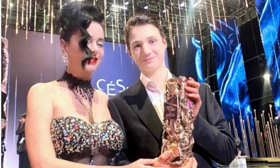 Δέσποινα Μοίρου: Αποθεώθηκε στην Γαλλία από τα γαλλικά και διεθνή ΜΜΕ με την παρουσία της στα César Awards για να τιμήσει τον Jim Carrey (εικόνες + βίντεο)