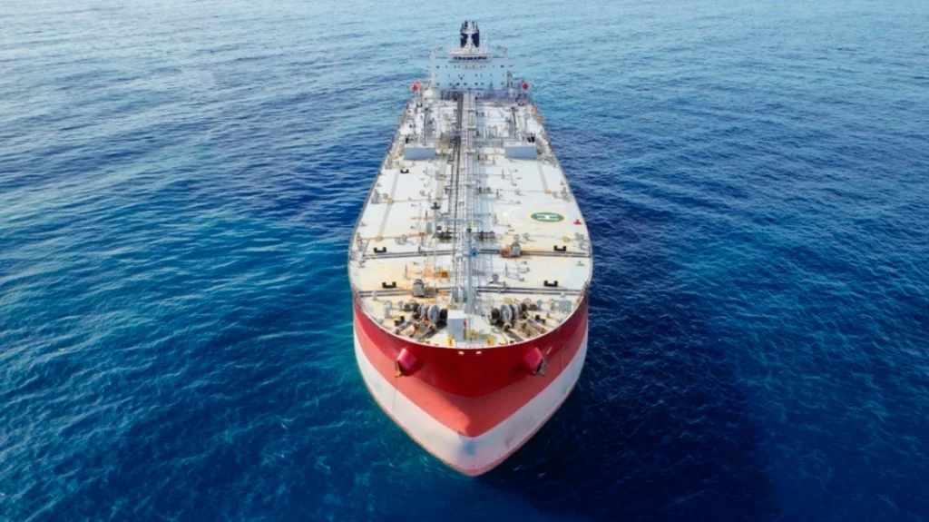 Ελληνόκτητο πλοίο χτυπήθηκε στη Μαύρη Θάλασσα –  Καλά στην υγεία τους οι 24 ναυτικοί, ανάμεσά τους 10 Έλληνες