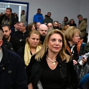 Λάρισα: Ξεκίνησε η δίκη των Τεμπών  – Ένταση στην αίθουσα με συγγενείς και κατηγορούμενους – Απομακρύνθηκαν τα ΜΜΕ (βίντεο)