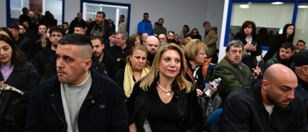 Λάρισα: Ξεκίνησε η δίκη των Τεμπών  – Ένταση στην αίθουσα με συγγενείς και κατηγορούμενους – Απομακρύνθηκαν τα ΜΜΕ (βίντεο)