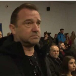 Δίκη για Τέμπη: Διακόπηκε για την 1η Απριλίου – Θύελλα αντιδράσεων  από συγγενείς και δικηγόρους για την χωρητικότητα της αίθουσας, χάος στο δικαστήριο (βίντεο)