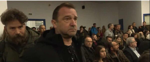 Δίκη για Τέμπη: Διακόπηκε για την 1η Απριλίου – Θύελλα αντιδράσεων  από συγγενείς και δικηγόρους για την χωρητικότητα της αίθουσας, χάος στο δικαστήριο (βίντεο)