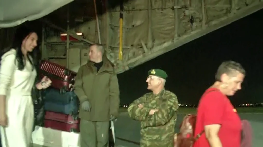 Επέστρεψαν οι 91 Έλληνες που είχαν εγκλωβιστεί στο Άμπου Ντάμπι (βίντεο)