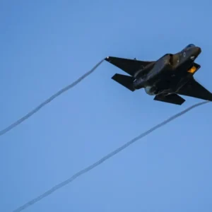 Ισραηλινό μαχητικό  F-35  κατέρριψε ιρανικό YAK-130 πάνω από την Τεχεράνη στην πρώτη αερομαχία του πολέμου