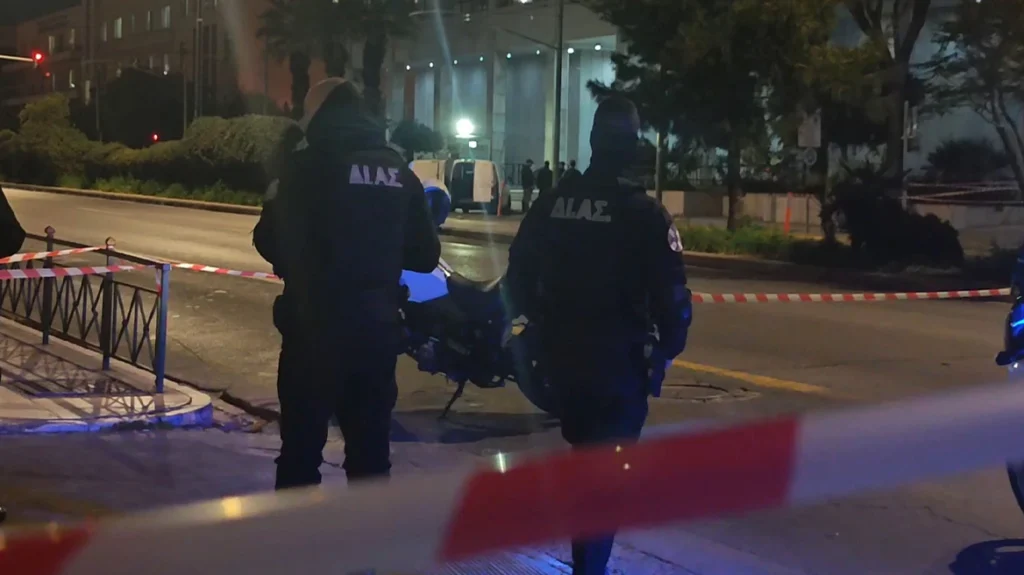 Συνελήφθη άνδρας έξω από τη ΓΑΔΑ που κρατούσε πάνω του χειροβομβίδες – Έγινε ελεγχόμενη έκρηξη, οι χειροβομβίδες ήταν αληθινές (βίντεο)