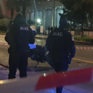 Συνελήφθη άνδρας έξω από τη ΓΑΔΑ που κρατούσε πάνω του χειροβομβίδες – Έγινε ελεγχόμενη έκρηξη, οι χειροβομβίδες ήταν αληθινές (βίντεο)