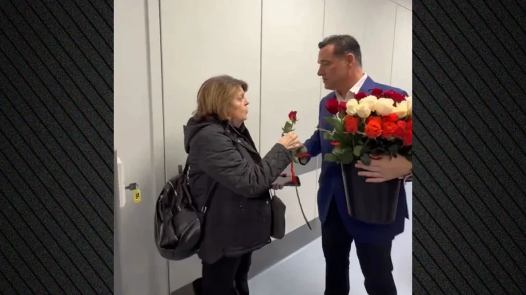 Άδωνις Γεωργιάδης: Επισκέφτηκε το νοσοκομείο «Ερυθρός Σταυρός» και μοίρασε τριαντάφυλλα στις γυναίκες – Βίντεο