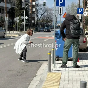 Στο μικροσκόπιο η διαδρομή του 20χρονου που  δολοφονήθηκε  με μαχαίρι στην Καλαμαριά – Ταυτοποιήθηκε ένας ύποπτος – Το σενάριο της ενέδρας  – Δείτε τα βίντεο λίγο μετά την επίθεση