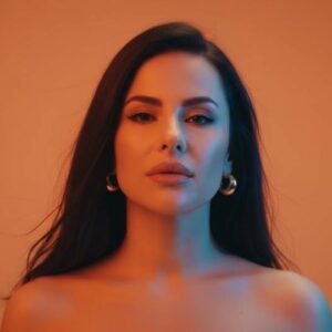 Ηλιάννα Ζέρβα: Παρουσιάζει το «Μην Βλέπεις που Γελάω» με εντυπωσιακό AI-generated video clip