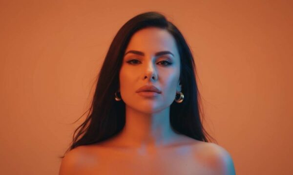 Ηλιάννα Ζέρβα: Παρουσιάζει το «Μην Βλέπεις που Γελάω» με εντυπωσιακό AI-generated video clip