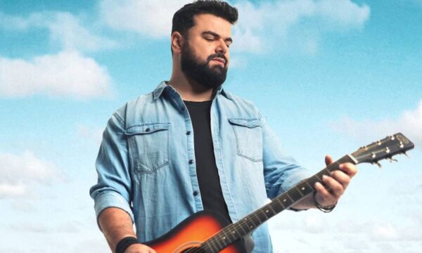 Ηλίας Καμπακάκης: Για μια special live εμφάνιση το Σάββατο που θα γίνει το «Simion» του απόλυτου party στον Πειραιά