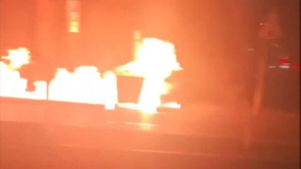 Iράν: Κόλαση φωτιάς από ισραηλινή επίθεση σε πετρελαϊκές εγκαταστάσεις στην Τεχεράνη – «Βρέχει» πετρέλαιο (βίντεο)