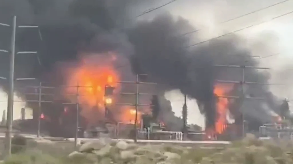 Το Ισραήλ έπληξε τη μεγαλύτερη εγκατάσταση φυσικού αερίου του Ιράν με την έγκριση των ΗΠΑ – Η Τεχεράνη προειδοποιεί για πλήγματα  σε χώρες του Κόλπου