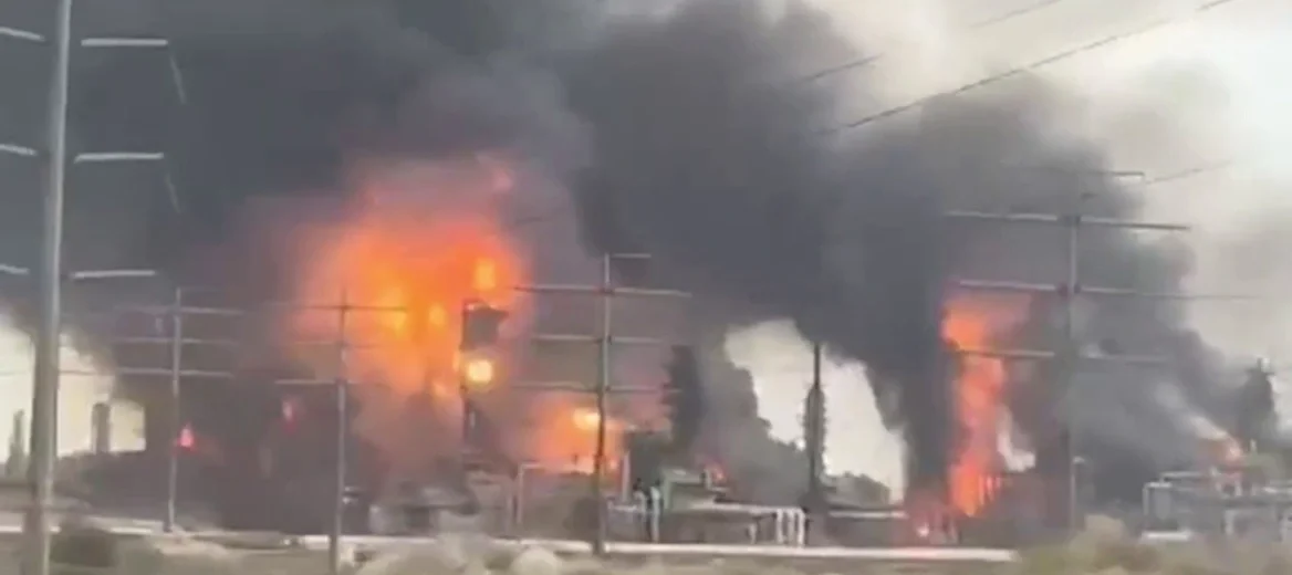 Το Ισραήλ έπληξε τη μεγαλύτερη εγκατάσταση φυσικού αερίου του Ιράν με την έγκριση των ΗΠΑ – Η Τεχεράνη προειδοποιεί για πλήγματα  σε χώρες του Κόλπου – Εκτινάχτηκε η τιμή του πετρελαίου στα 108 δολάρια το βαρέλι