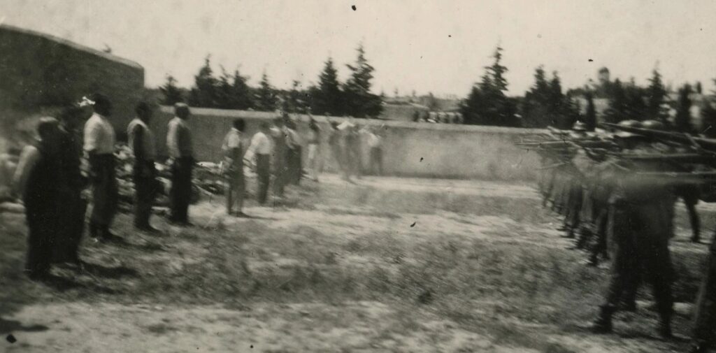 Αγέρωχοι αντικρίζουν το θάνατο: Η συγκλονιστική φωτογραφία από την στιγμή της εκτέλεσης των 200 στην Καισαριανή