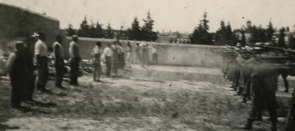 Αγέρωχοι αντικρίζουν το θάνατο: Η συγκλονιστική φωτογραφία από την στιγμή της εκτέλεσης των 200 στην Καισαριανή