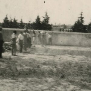 Αγέρωχοι αντικρίζουν το θάνατο: Η συγκλονιστική φωτογραφία από την στιγμή της εκτέλεσης των 200 στην Καισαριανή