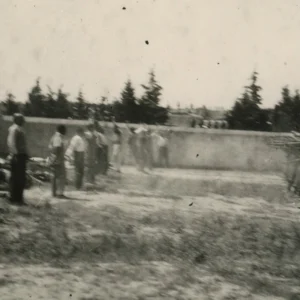 Αγέρωχοι αντικρίζουν το θάνατο: Η συγκλονιστική φωτογραφία από την στιγμή της εκτέλεσης των 200 στην Καισαριανή