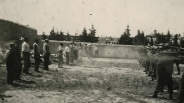 Αγέρωχοι αντικρίζουν το θάνατο: Η συγκλονιστική φωτογραφία από την στιγμή της εκτέλεσης των 200 στην Καισαριανή